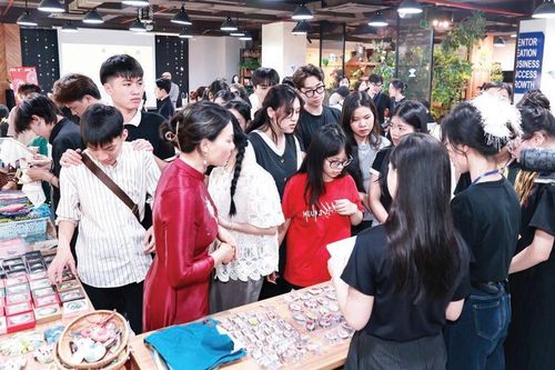 Khi người trẻ thêu lại truyền thống