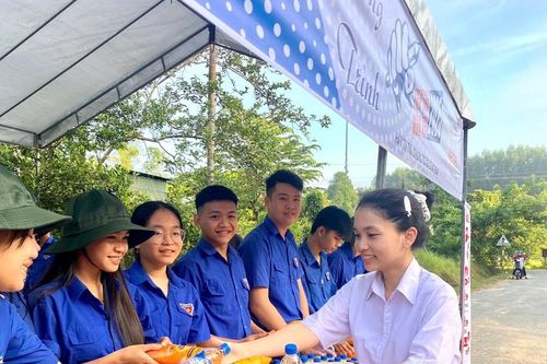 Quảng Ngãi: Ấm lòng những suất cơm tiếp sức sĩ tử