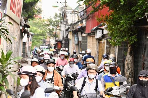 Hà Nội: Đường ngõ hơn 300 m xuống cấp, ùn tắc kéo dài