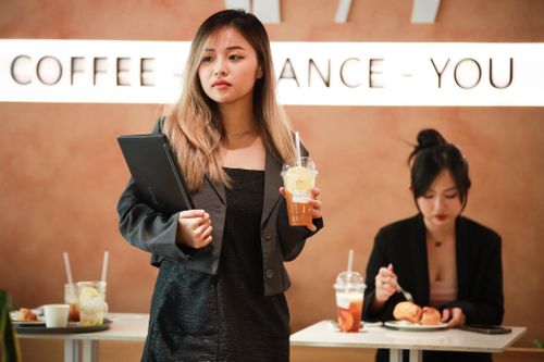 Bữa trưa đối lập của dân văn phòng ở hai khu 'đất vàng' TP.HCM