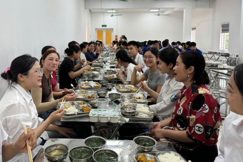 Cả trăm 'mâm cỗ' tiếp sức sĩ tử vượt vũ môn