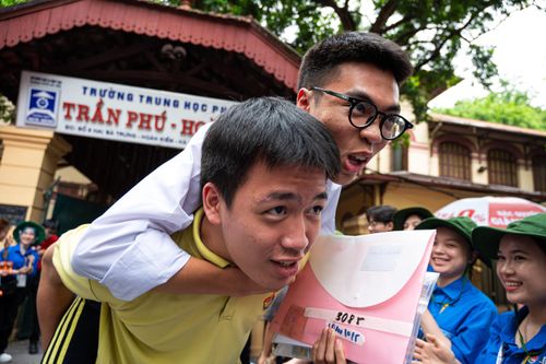 Rời phòng thi tốt nghiệp THPT, thí sinh hô to 'chỉ có thể là 10 điểm'