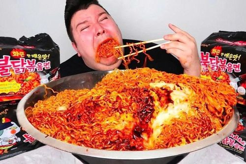 'Thánh mukbang' một năm sau cú lừa gây sốc toàn thế giới