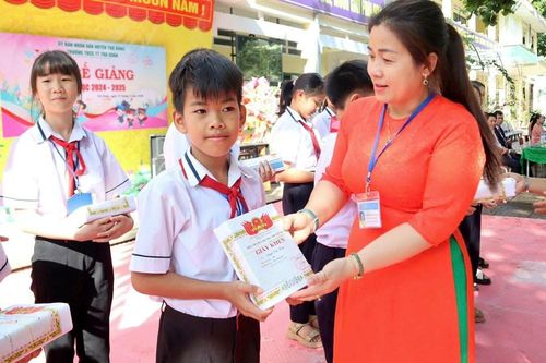 Cậu bé mồ côi vượt khó học giỏi
