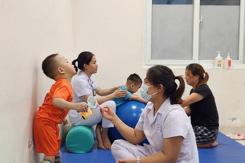 Những em bé bại não và hành trình hồi sinh bằng tình yêu