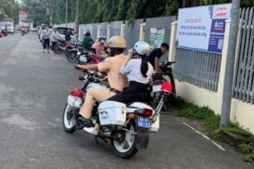 Cảnh sát giao thông Đồng Nai kịp thời hỗ trợ 2 thí sinh đổi thẻ dự thi do mang nhầm