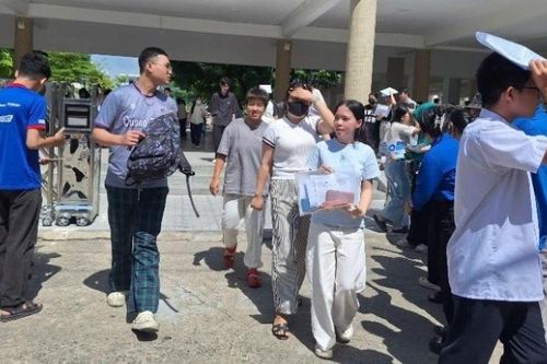 Đà Nẵng: Một thí sinh bị đình chỉ thi khi đem điện thoại vào phòng thi