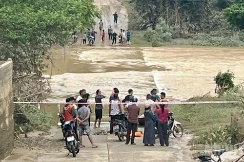 Lạng Sơn: Qua cầu ngầm, hai người bị nước cuốn