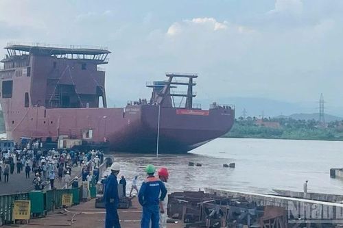 Đóng tàu Sông Cấm hạ thủy thành công tàu dịch vụ năng lượng điện gió ngoài khơi