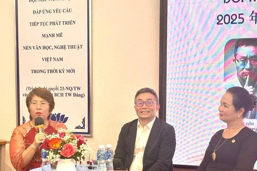 Nhà văn Đông Tây: 'Hãy viết thật tốt và cùng chia sẻ với nhau'