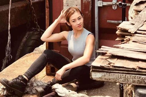 Hot girl bốc vác sau 8 năm viral khắp cõi mạng