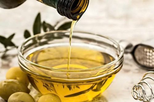 Có nên dùng dầu ô liu, dầu mè thay cho dầu ăn thông thường?