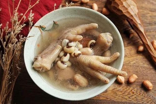 Súp chân gà nấm rơm - món ngon bổ sung collagen cho da