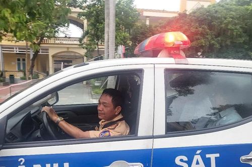 CSGT Hải Dương đưa thí sinh co cứng tay chân đi cấp cứu