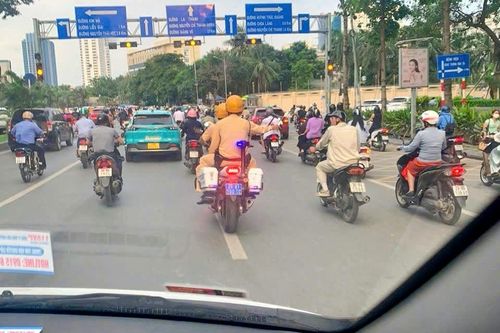 CSGT dùng xe chuyên dụng mở đường đưa cháu bé đi cấp cứu