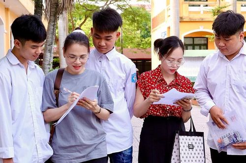Giáo viên đến trường thi 'điểm danh' từng học trò