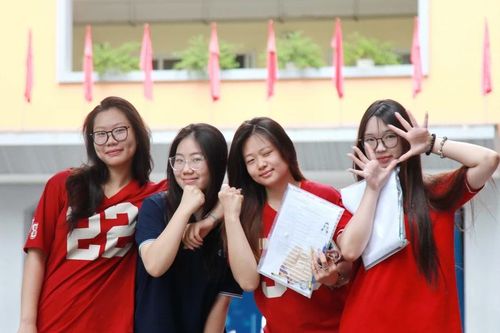 Gương mặt rạng rỡ hoàn thành bài thi cuối Kỳ thi tốt nghiệp THPT 2025