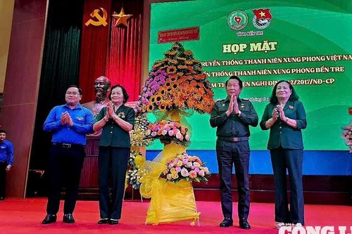 Anh hùng Lao động Thân Đức Nam 'rưng rưng' khi gặp các cựu TNXP ở Bến Tre