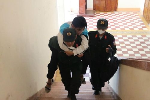 Cảnh sát cơ động Bình Định cõng thí sinh bị gãy chân đi thi