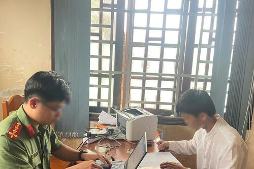Khởi tố vụ thí sinh dùng camera cúc áo gian lận môn Ngữ văn