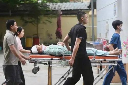Nam sinh gặp tai nạn, nén đau đến điểm thi bằng cáng