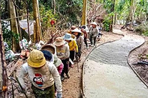 Kéo máy móc, vác xi măng băng rừng mở đường vào thôn biệt lập Bình Định
