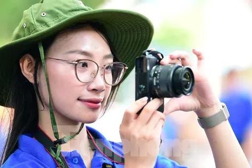 Phía sau chiếc máy ảnh và bông hồng của tình nguyện viên