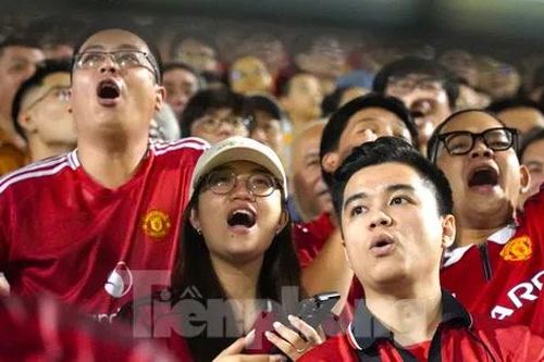 Fan MU phủ sắc đỏ trên sân vận động Hòa Xuân