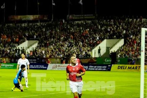 Michael Owen mở tỷ số, các huyền thoại MU giành chiến thắng trước Việt Nam All Stars