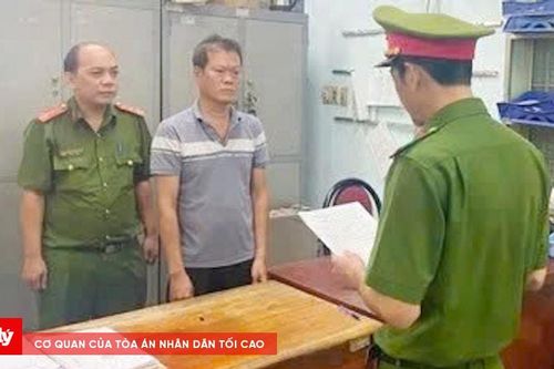 Bắt khẩn cấp người đàn ông phá cửa, lấy rác ném vào nhà dân