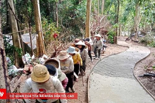 Cõng đá mở đường mơ ước giữa đại ngàn