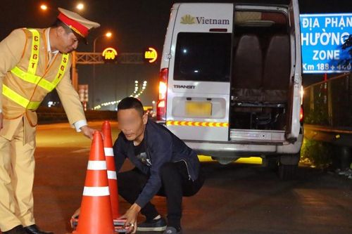 Đang lái xe trên cao tốc thì buồn ngủ, tài xế phải làm gì?