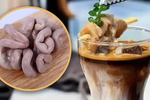 Khách đổ xô tới quán đồ uống thưởng thức món cà phê lòng lợn