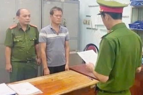 Bắt khẩn cấp người đàn ông kéo sập cửa nhà hàng xóm vì bị nhắc hát karaoke ồn ào