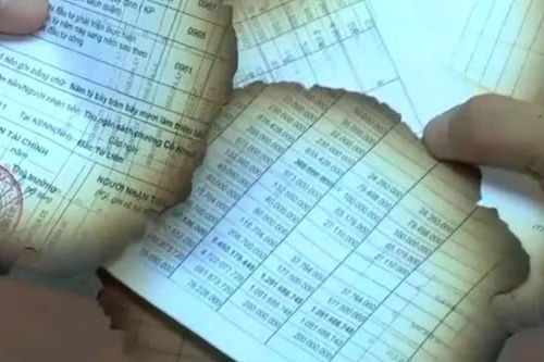 Hà Nội yêu cầu công an xác minh vụ đốt tài liệu có dấu đỏ cạnh trụ sở phường