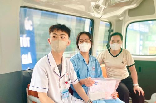 Xe cấp cứu cùng bác sĩ đón, đưa nữ sinh vừa phẫu thuật đi thi tốt nghiệp THPT