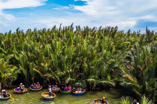 Du lịch Bến Tre: Khách Tây nghe đờn ca tài tử, tát mương bắt cá, làm kẹo dừa