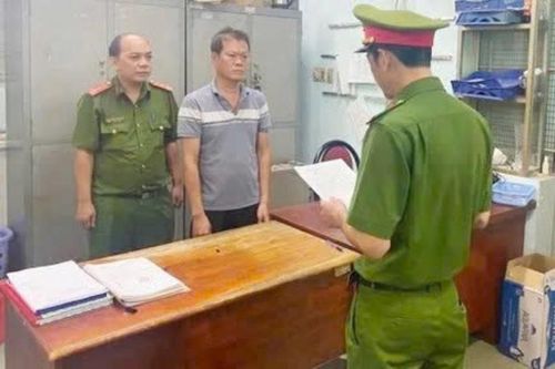 Bắt khẩn cấp người đàn ông giật cửa hàng xóm vì bị nhắc nhở hát karaoke gây ồn ào