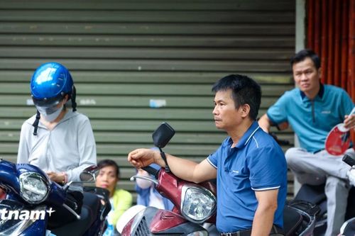 Phụ huynh nghỉ làm, 'cùng con' thi Tốt nghiệp Trung học phổ thông