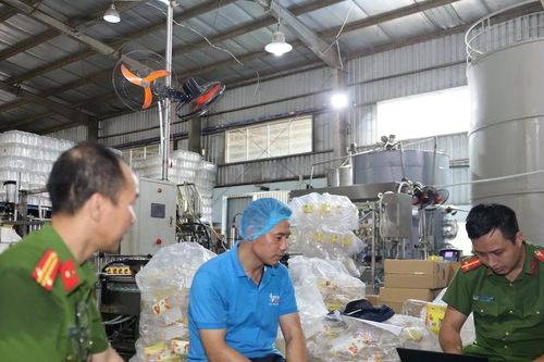 Vụ 'hô biến' dầu chăn nuôi thành thực phẩm: Truy rõ trách nhiệm để tránh lặp lại