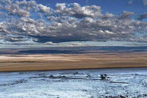 Tuyết rơi bất thường trên sa mạc khô cằn nhất thế giới Atacam ở Chile