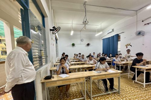 Những điều tử tế giản dị giữa mùa thi