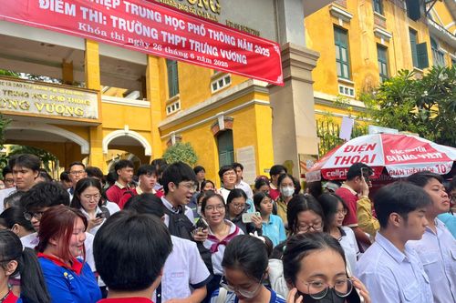 Thí sinh 'nhẹ nhõm' sau buổi thi áp lực
