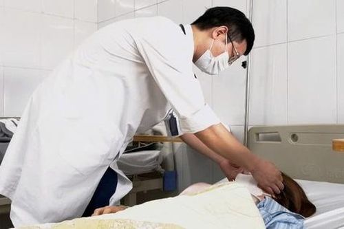 Tự nặn mụn bọc, nữ bệnh nhân nhập viện vì viêm mô bào