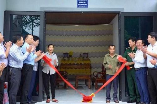 Được xóa nhà tạm, người phụ nữ nghèo ôm con khóc nghẹn