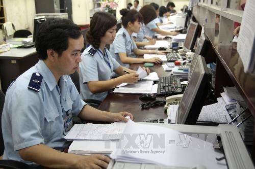 Hải quan thu ngân sách 6 tháng tăng hơn 10%