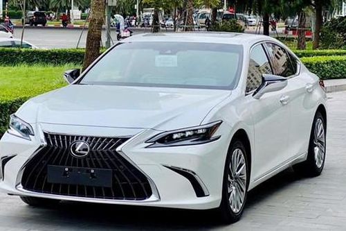Lexus ES 250 giảm giá tới 260 triệu đồng