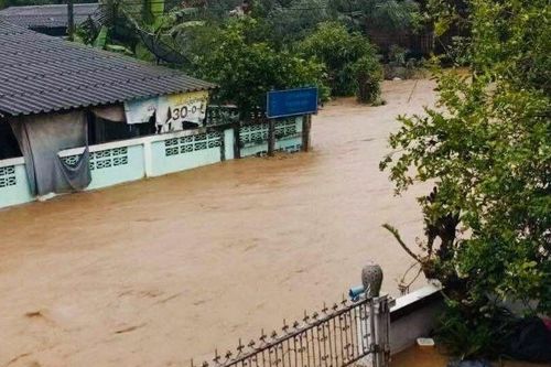 Mưa lũ ập vào giữa đêm nhấn chìm 2 ngôi làng, người dân sơ tán khẩn