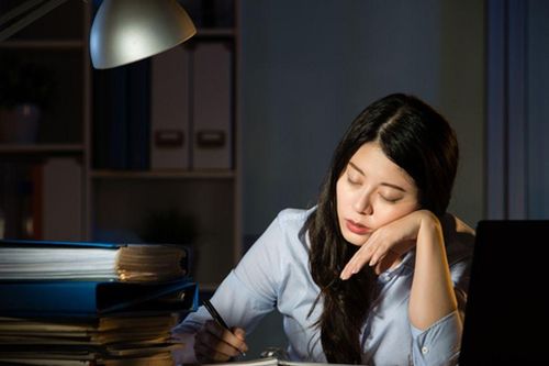 Dinh dưỡng cho người làm việc đêm: Làm sao ăn đủ mà không tăng cân?