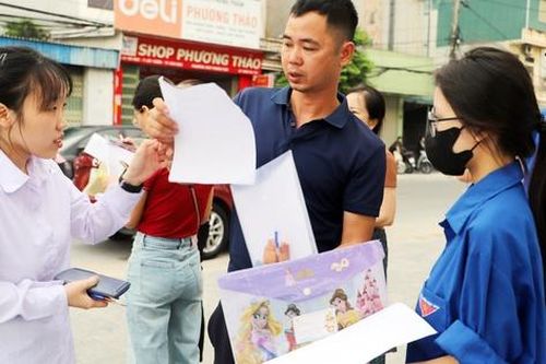 Điểm danh từng em, phá khóa lấy CCCD: Sự tận tâm của thầy cô trong mùa thi tốt nghiệp THPT 2025